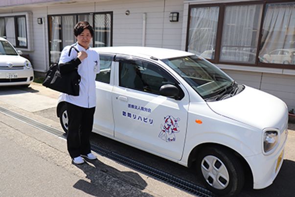 笑顔のスタッフと車両外観