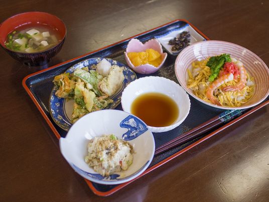 料理が並ぶ食事