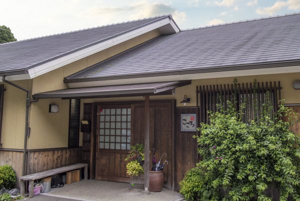 緑に囲まれた外観