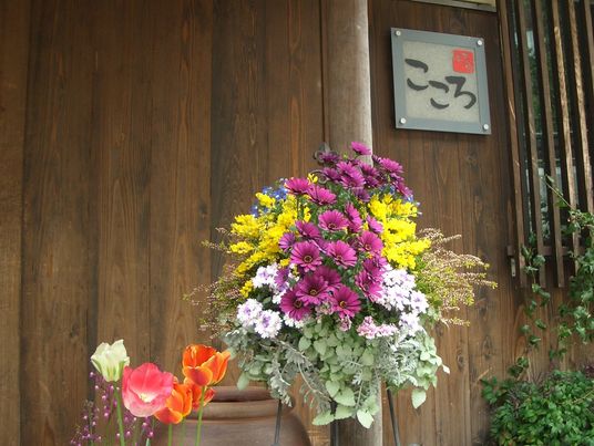 華やかな花々の玄関