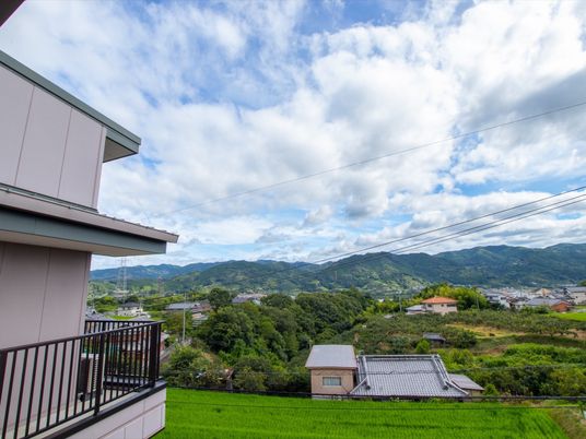 緑豊かな山々の景観