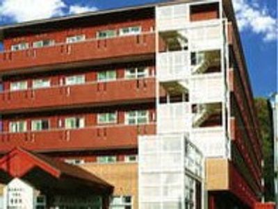 赤い外壁の建物外観
