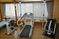 トレーニング器具が並ぶ部屋