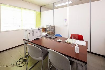 広々とした明るい事務室