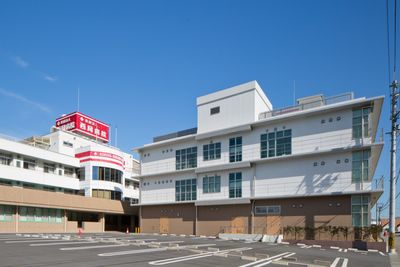 白い外観の建物