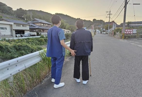人と散歩する道