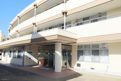 明るい建物外観