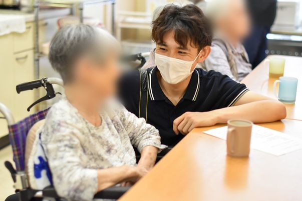 笑顔で交流する様子の居室
