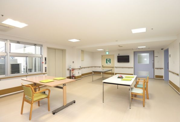 明るい部屋のダイニングルーム