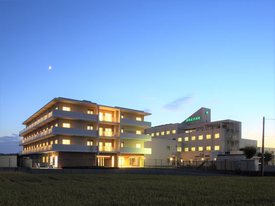 夕暮れ時の居室外観