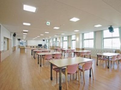 自然光の入る広々食堂