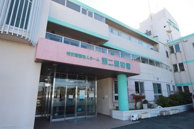 明るい建物の外観