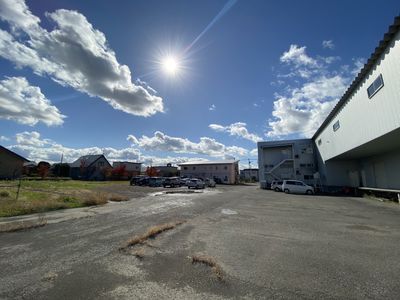 広々とした施設駐車場