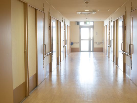 明るく清潔感のある廊下