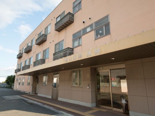 明るい建物のエントランス