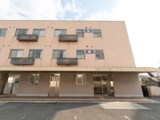 ピンク色の建物外観