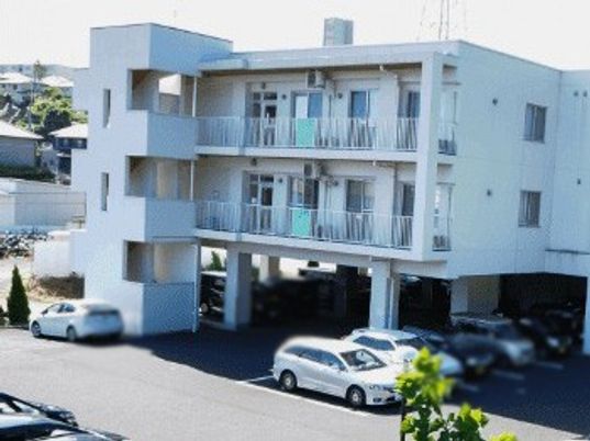 駐車場のある建物外観