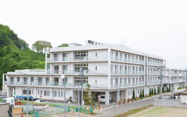 白い建物の外観