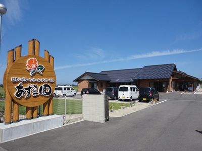 青空のもと外観と看板
