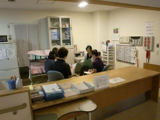 職員が話し合っている居室