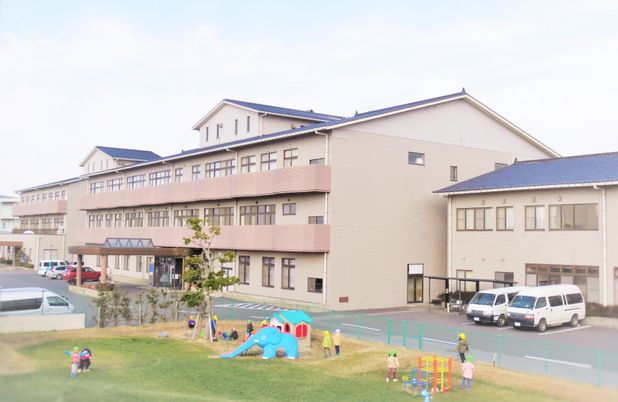 広い敷地の建物