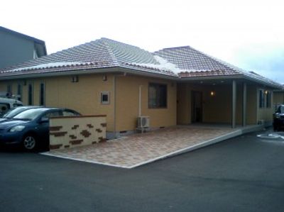 落ち着いた外観の建物