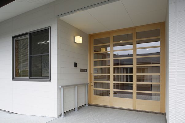 木製の引き戸エントランス