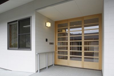 木製の引き戸エントランス