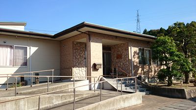 車椅子用スロープ付き建物外観