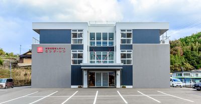 整然とした駐車場のある建物