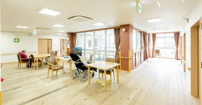 明るい木の床の空間