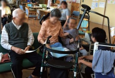 椅子に座る人々の様子