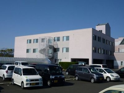 ピンク色の建物外観