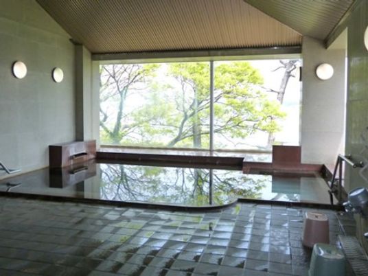 広々とした清潔な浴室