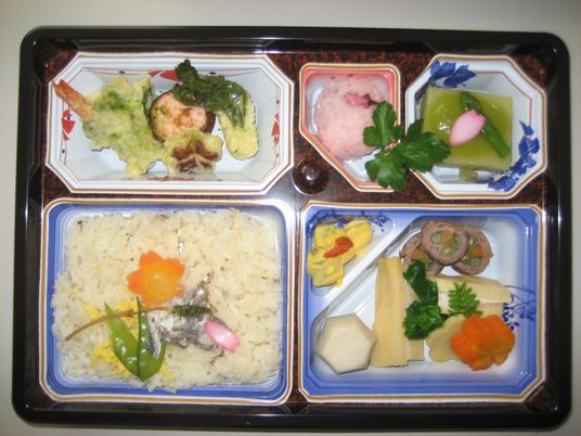 季節料理の盛り付け
