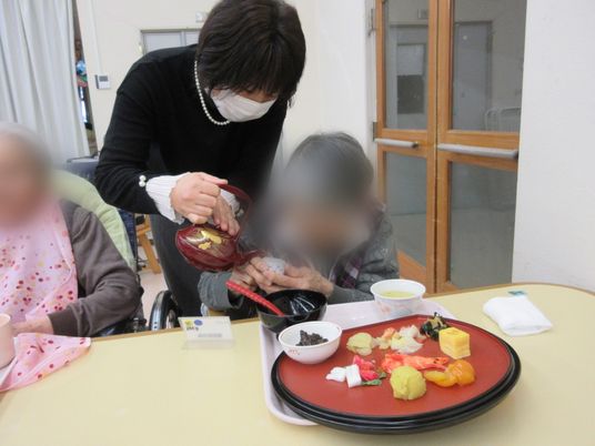 和やかな食事風景