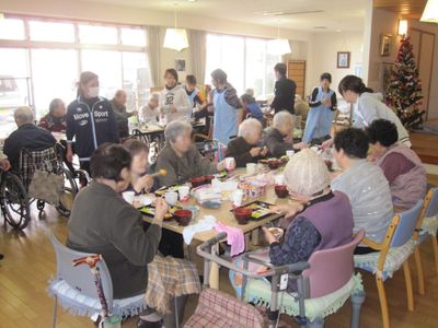 賑やかなダイニング