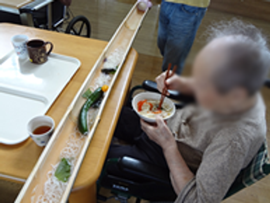 流しそうめんを楽しむ様子