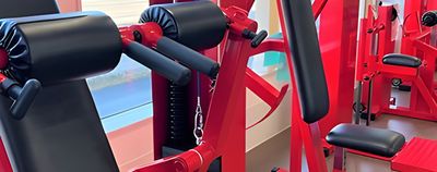 鮮やかなトレーニング器具の機能訓練室