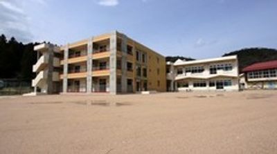 広い空間の建物外観