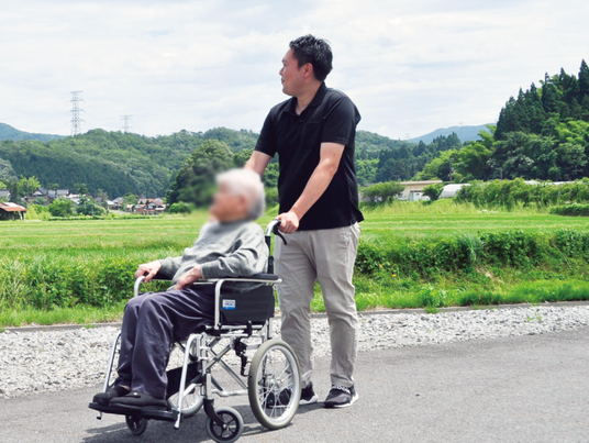 車椅子の同行者と景色