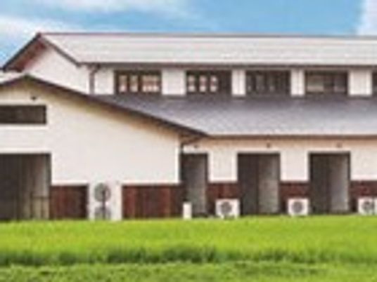 広場のある建物外観