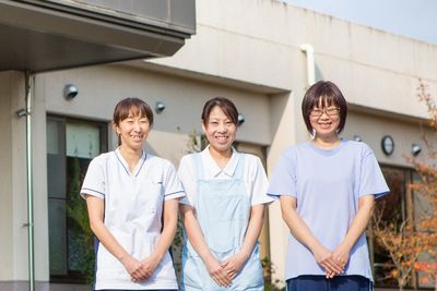 笑顔のスタッフ3名、外観