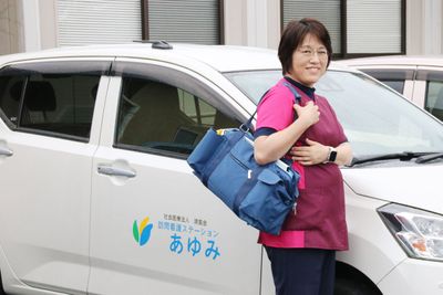 訪問車とスタッフ