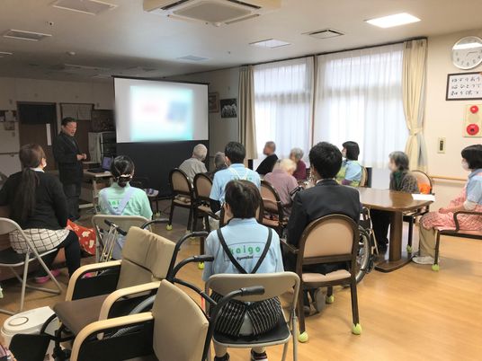 学びの場でお話を聞く様子