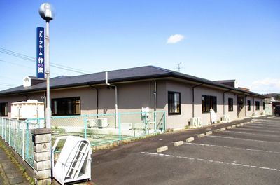 駐車場がある建物外観