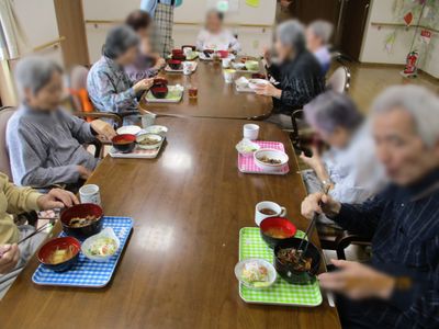 食事を楽しむ様子