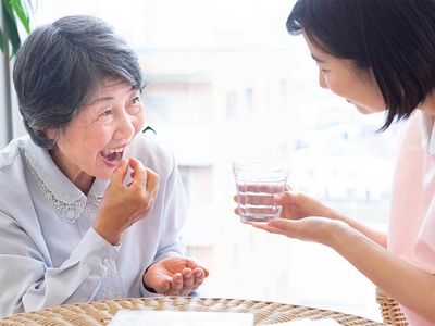 看護スタッフの介助シーンダイニングルーム