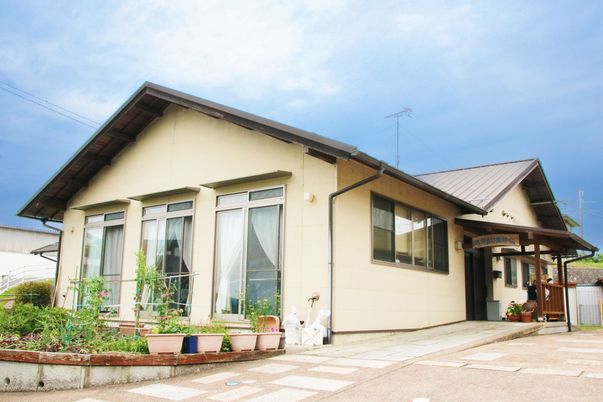 広い庭のある外観