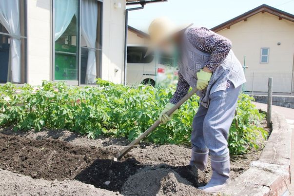 畑作業の様子の庭